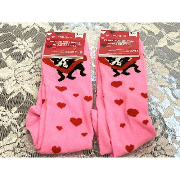 NWT Women's Two Pairs Of Knee High Socks Pink And Red Hearts in Sizes 5 -9 - Picture 1 of 5